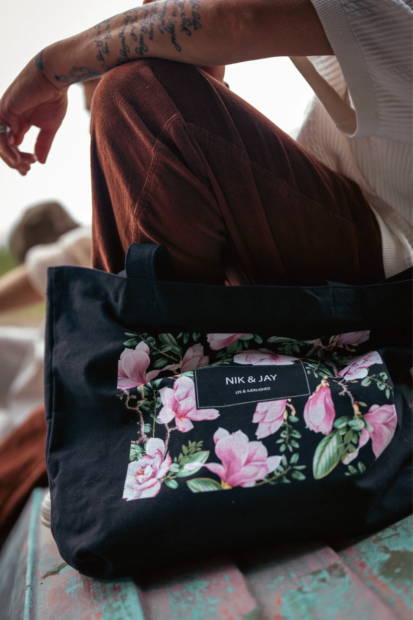 Baggrund for Magnolia Tote Bag - Sort